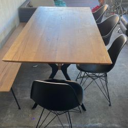 Mesa Color Madera Enbarnizada Con 4 Sillas Negras Y Una Banca 