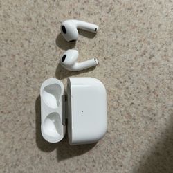 THIRD GENERATION APPLE AIR PODS 