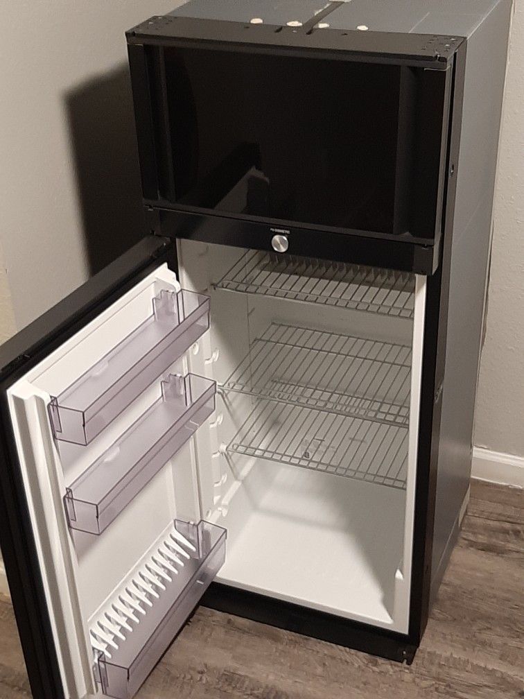 Dometic 6 Cu. Ft. Absorption Refrigerator / Freezer RMD 10.5XT