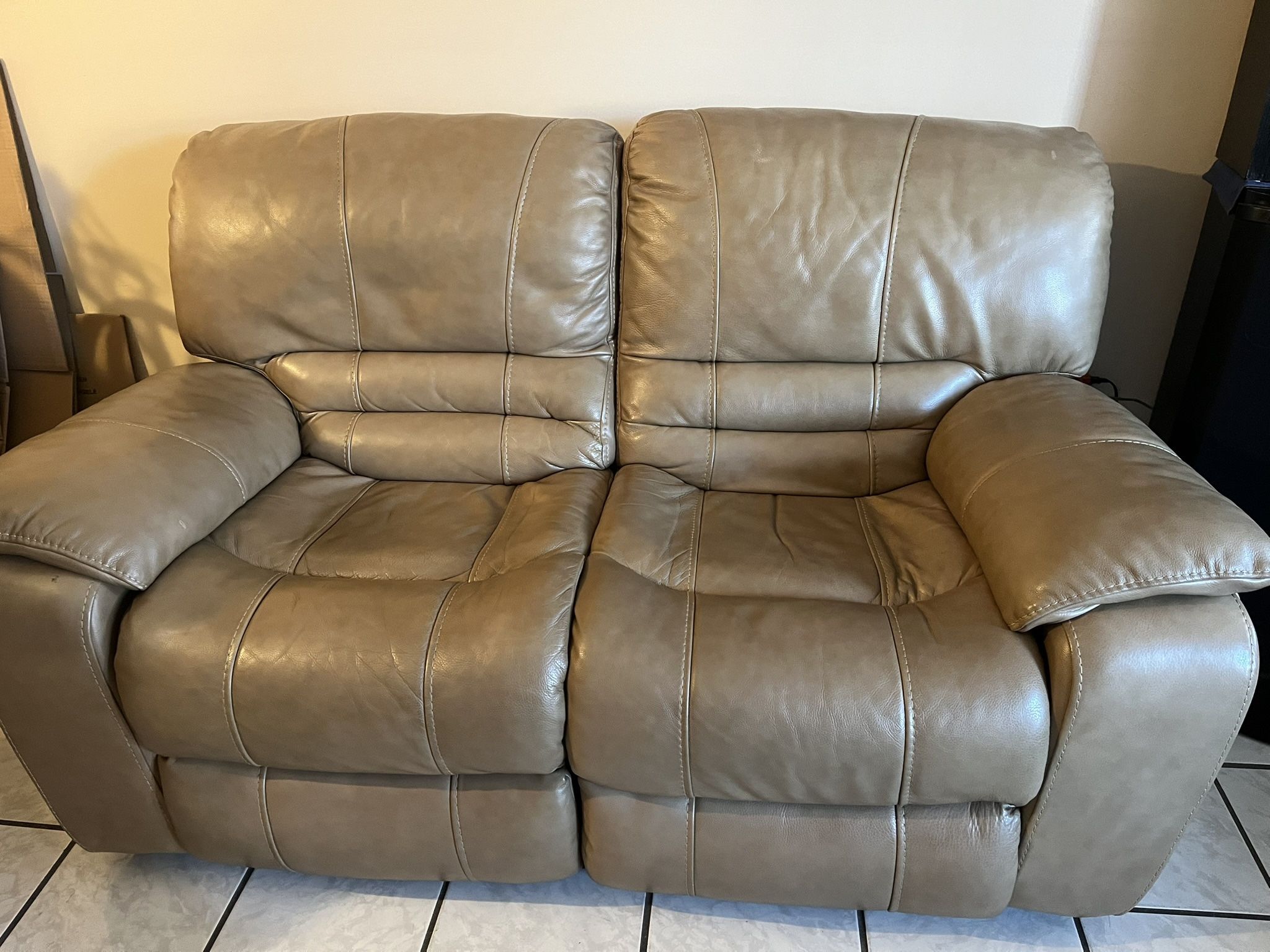 Leather Reclinable Love Seat - Sofa Reclinable De Piel