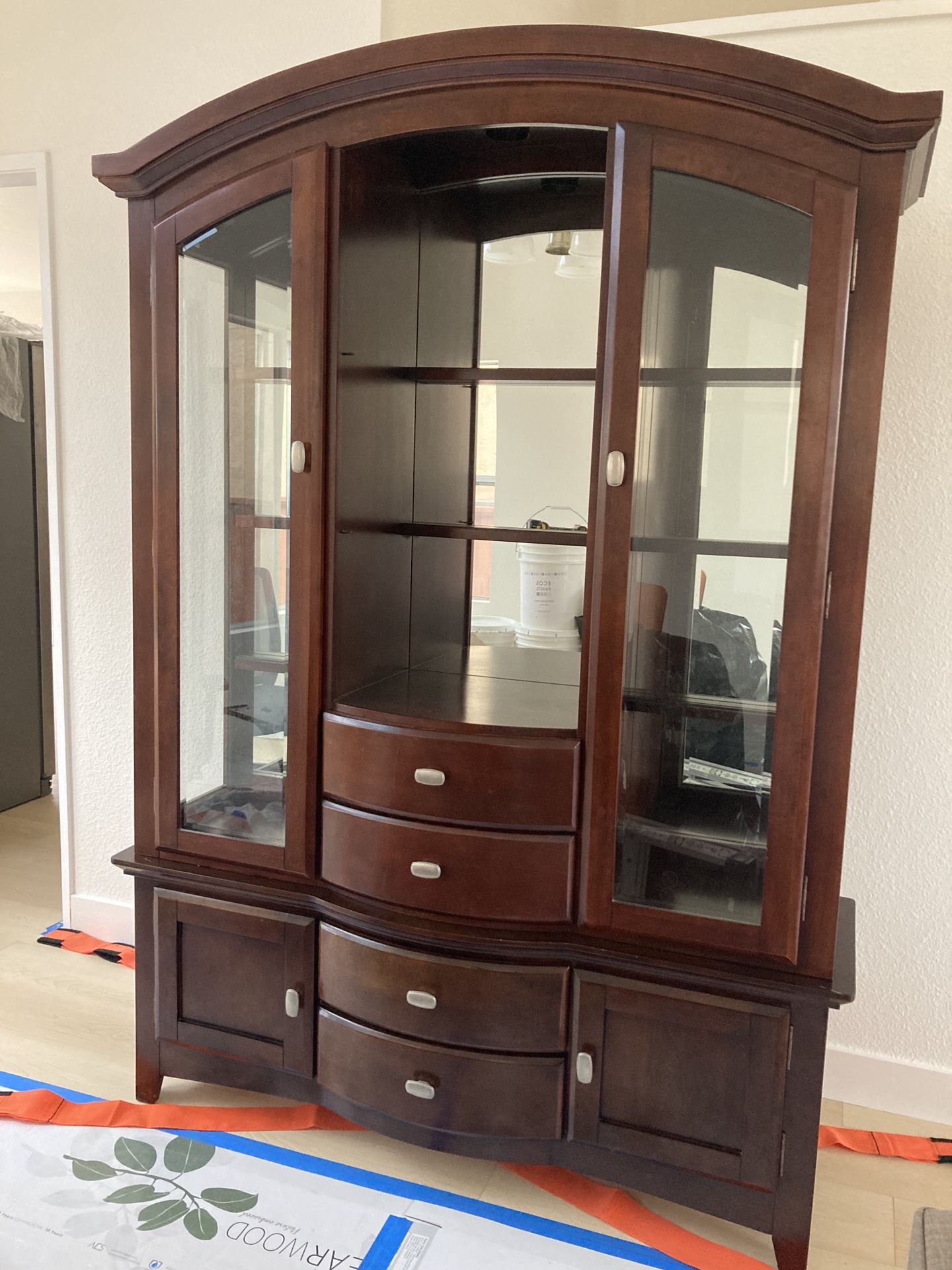 Hutch / China Cabinet
