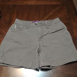 Taupe Gloria Vanderbilt shorts