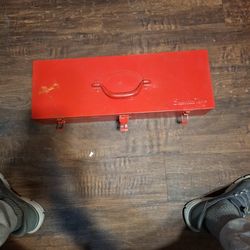 VINTAGE SNAP-ON TOOLBOX 22" X 8" X 4". IT WAS PAINTED BUT IT IS IN GOOD CONDITION