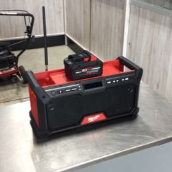 Milwaukee Bluetooth Job site Radio w/ M18 XC8.0 Battery 