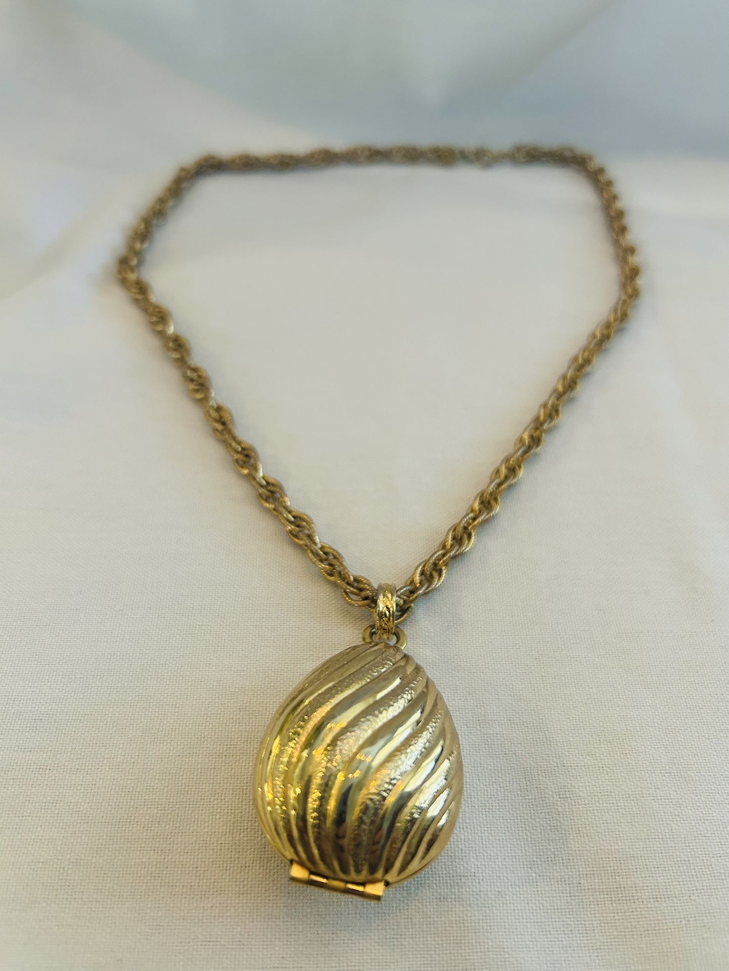 Vintage Avon Gold Necklace With Opening Locket