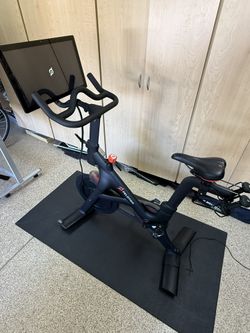 Peloton Bike – Excellent Condition – Includes Mat, Weights & Shoes (Size 39 / 43)