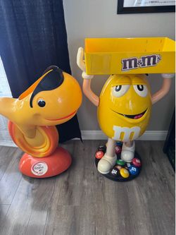 Displays store statues