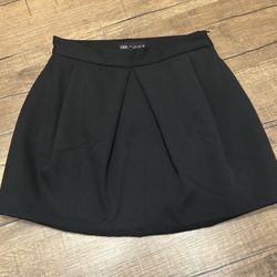 Brand new with tags Zara Women pleated skirt, size S, black color