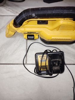 DeWalt vacuum with 2ahbattery and charger