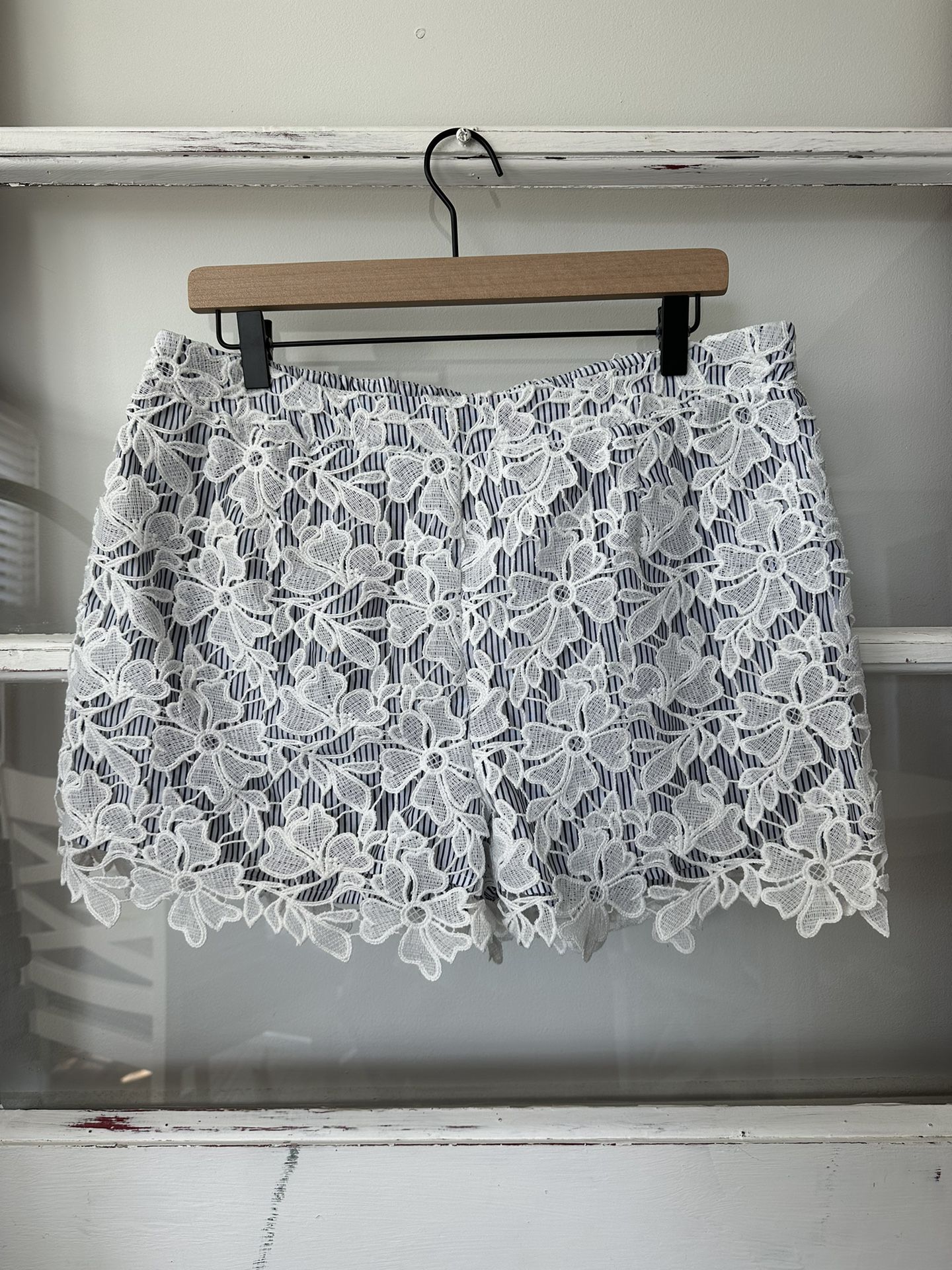 Adiva White Crocheted Overlay Pinstripe Shorts Elastic Waist Women’s Size Large 