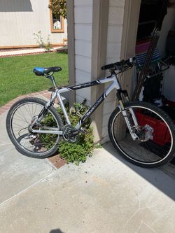 19” Jamis Hardtail Mountain Bike – Disc Brakes (Priced to Move)