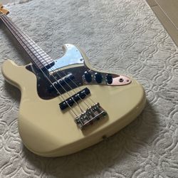 1999 Fender Japan CIJ 62 Jazz Bass Vintage White. 