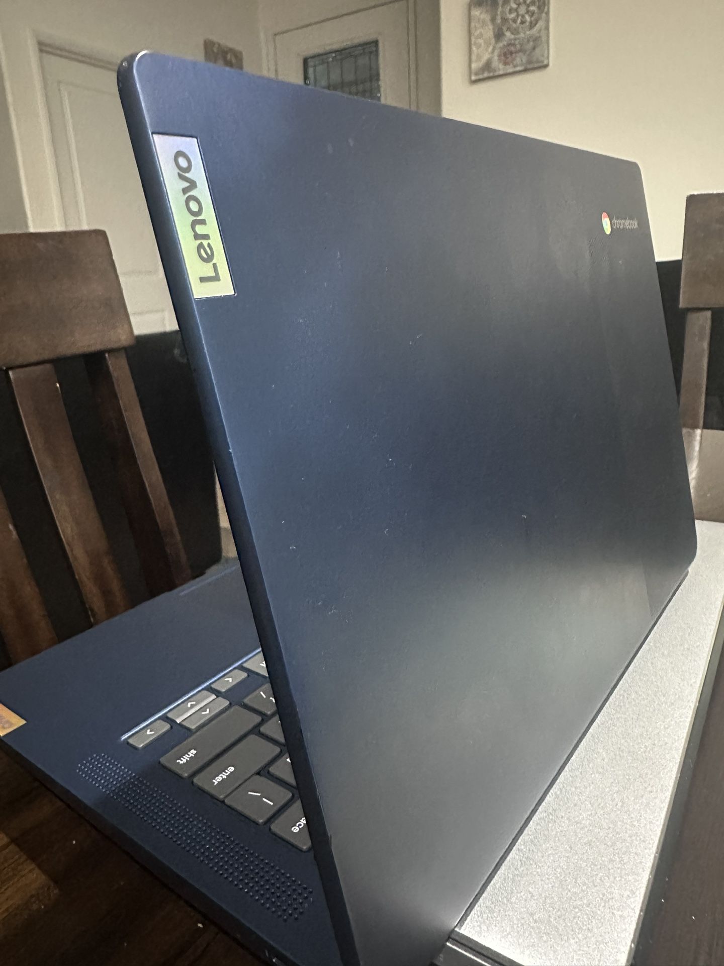Lenovo - IdeaPad Slim 3 Chromebook Laptop - 14" Full HD Touchscreen Laptop - MediaTek Kompanio 520 - 4GB Memory - 64GB eMMC - Abyss Blue