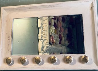 Mirror with necklace holder
