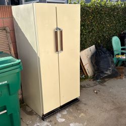 Free Gibson Refrigerator 2501 Belmont Long Beach