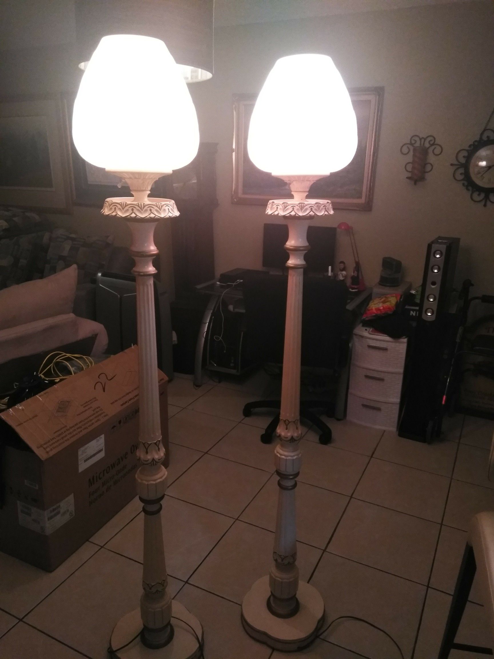 Two beautiful floor lamps 70 inches tall