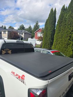 Toyota Tacoma bed tonneau cover