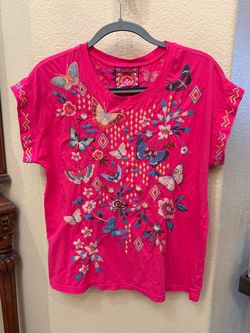 Johnny Was Embroidered Butterfly Floral Tee in Hot Pink Size Medium