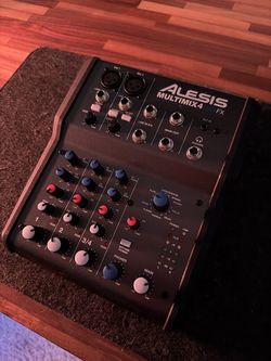 Alesis MultiMix 4 USB FX Mixer + Cables