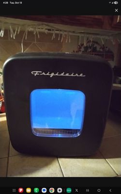 Frigidaire 12 can Light up mini fridge works perfect $13
