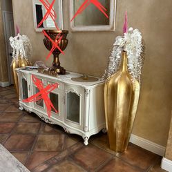 Elegant gold vases for foot tall