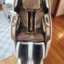 Brand new massage chair six weeks old 4D  Full body massage.
Zero gravity With body.scan And 
Many other features