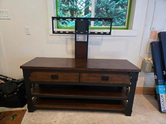 TV stand holds up to 52 inch TV