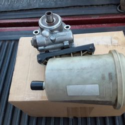 2009-2010 Dodge Ram 1500 OEM  Power Steering Pump With Reservoir 