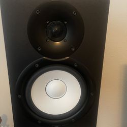 Yamaha HS7 studio monitors 
