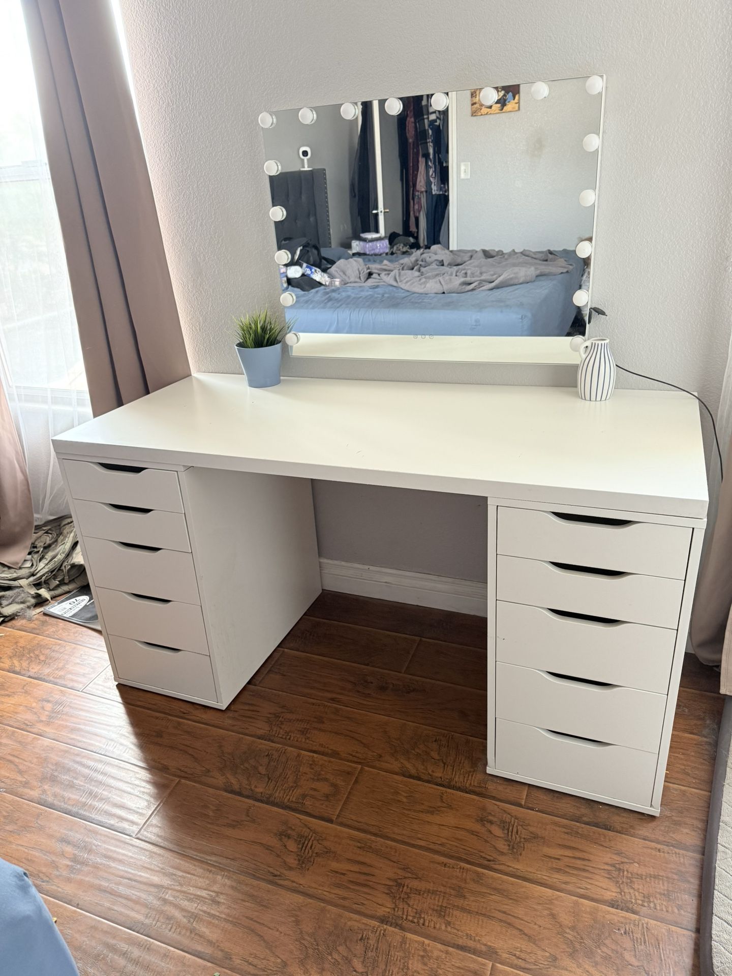 Vanity With Light Up Mirror