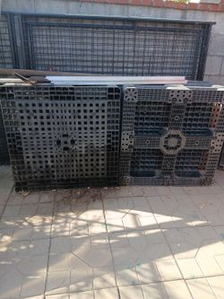 Heavy Duty Black Plastic Pallets