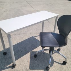 Herman Miller Rolling Desk & Chairs