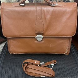 Brown Leather Briefcase With Múltiple Compartments And Shoulder Strap