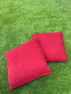 2 decorative pillows