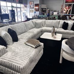Gorgeous Oversized Sectional! $2,999! Easy Financing! ☎️⭐️🩷 