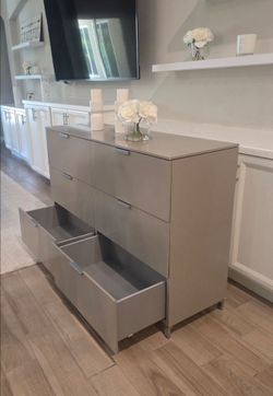 Modern Grey Dresser. Used, in very good condition. All drawers glide smoothly!
54.5"W x 17.5"D x 37"H
Decor Not Included
$265