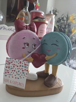 Love cupcakes macaroon NEW statue figurine dessert pink couple holding hand