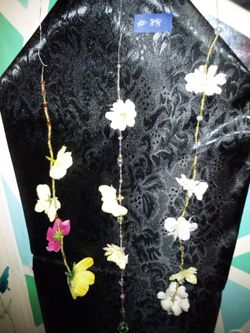 Sets Of Three 5$ Suncatching Flower Trails Thumbnail