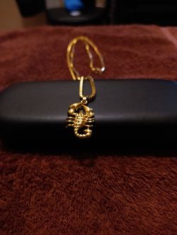 Unbranded chain and pendant