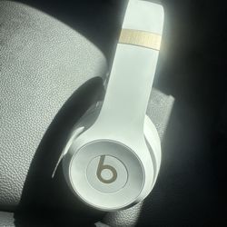 Beats Solo 4 – White (Like New)