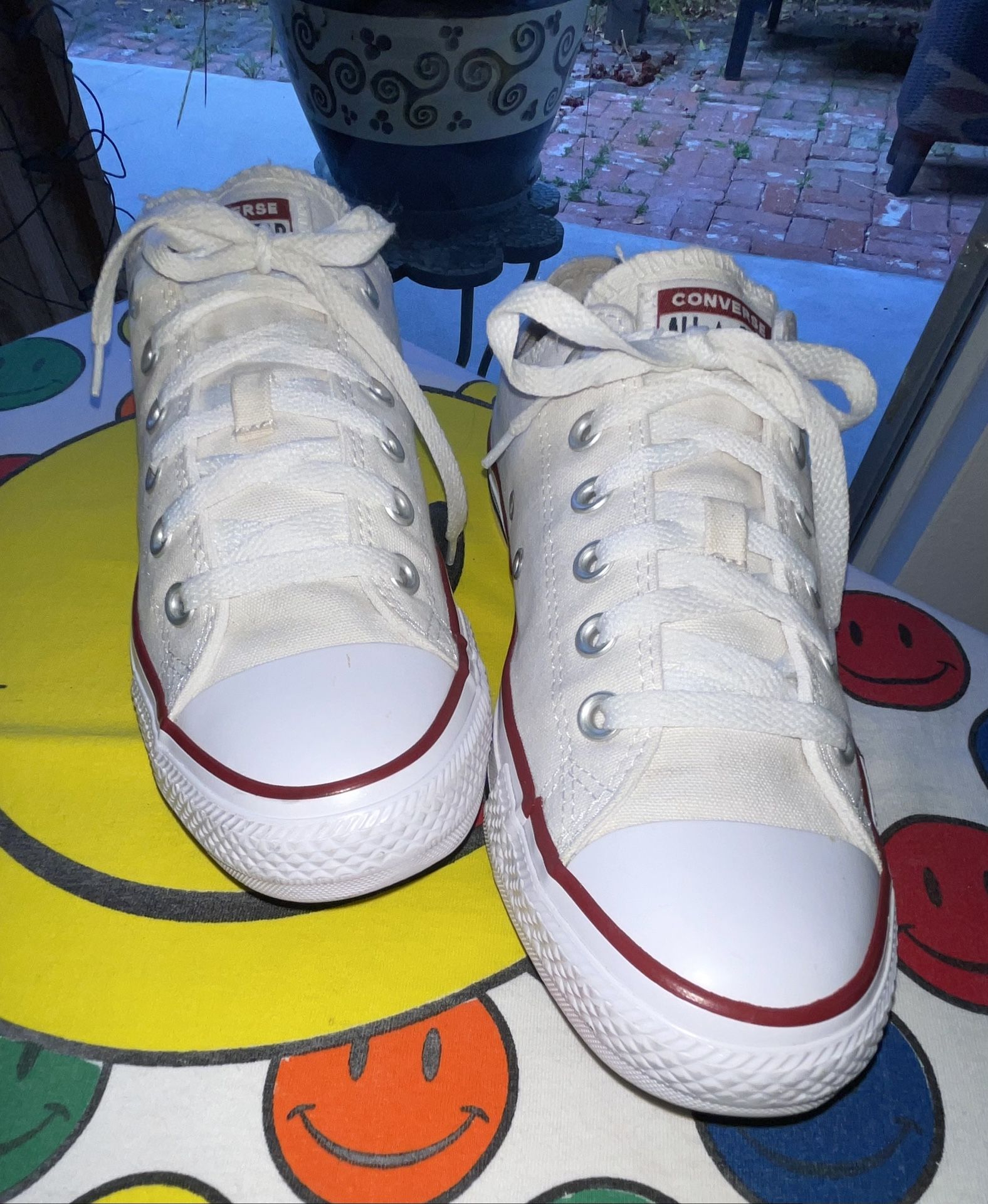 Classic Chucks! Converse Chuck Taylor All Star Low Top white shoes. Canvas upper. Padded insole M7652 Men’s Sz 7 Women Sz 9
