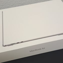 Apple MacBook Air 15inch M2 Chip (50$ Down)