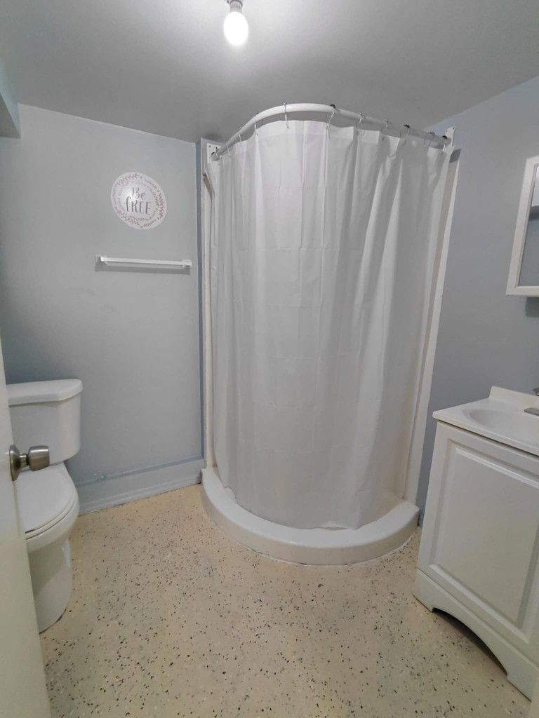 Room For Rent/ Se Renta Cuarto Corona 92882