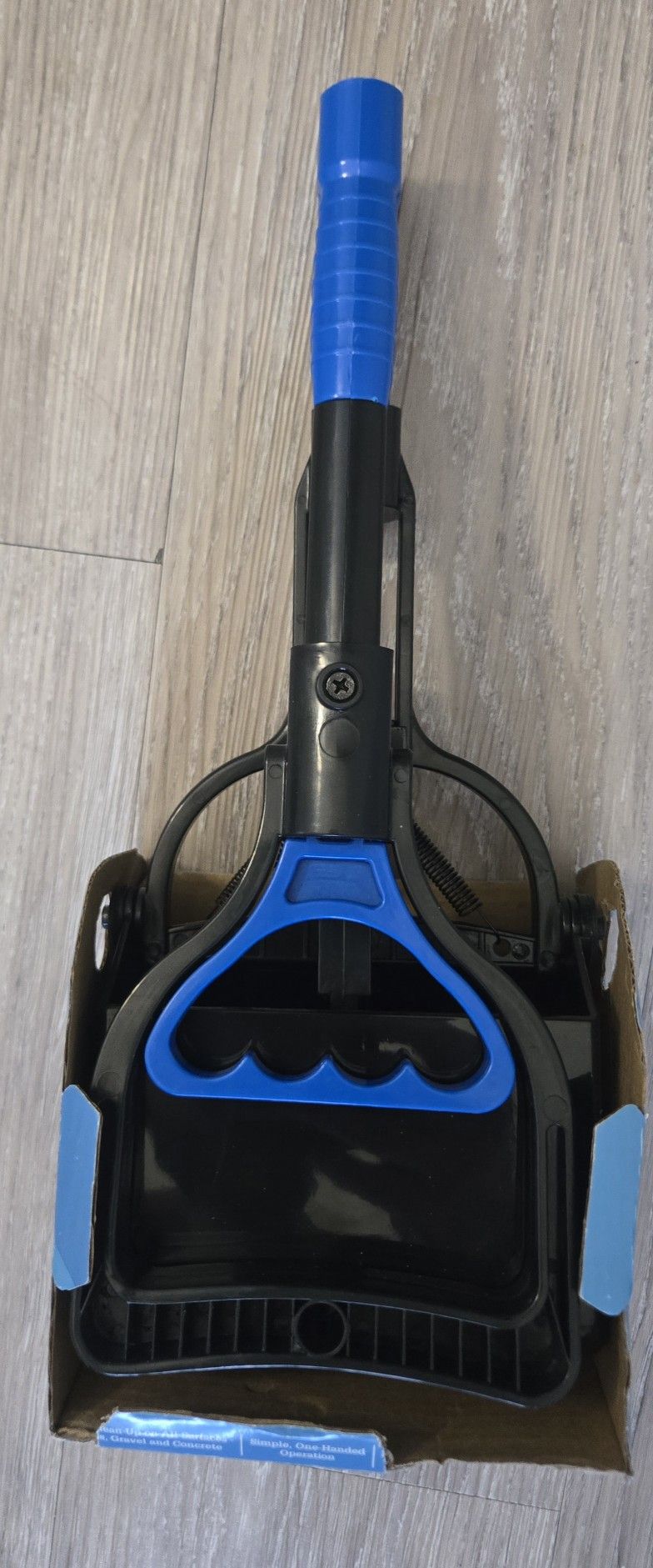Vibrant Life Foldable Plastic Spring Action Pooper Scooper for Dogs - Black/Blue