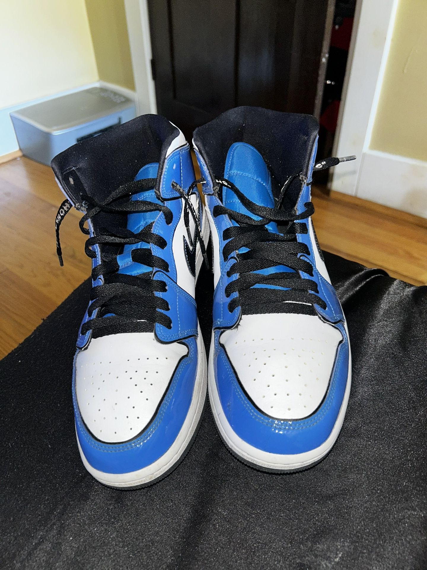 Jordan 1 Mid SE Signal Blue
