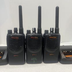 Lot of 3 Motorola Mag One UHF 4W 8CH  Two way Radios AAH84RCS8AA1AN