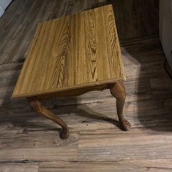 End Table 25$….i Can Bring To U For Extra