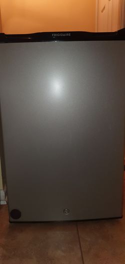 Frigidaire mini fridge works good