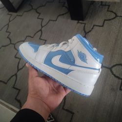 Jordan 1 Mid UNC