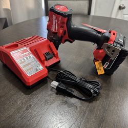 Milwaukee M18 FUEL 18V Lithium-Ion Brushless Cordless 1/2 in. Hammer Drill/Driver battery-charger